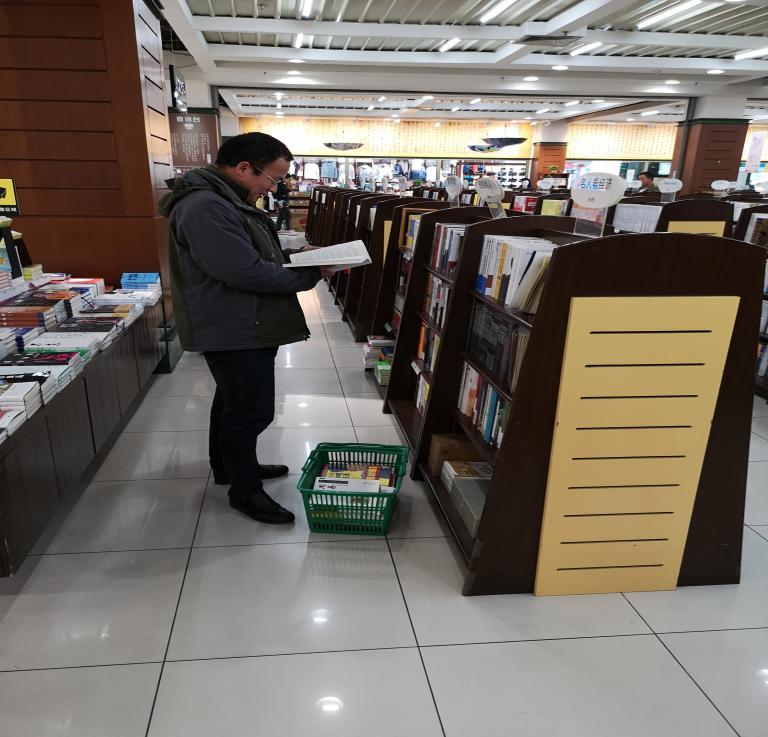 圖書館開展“你選書，我買單”圖書現采活動