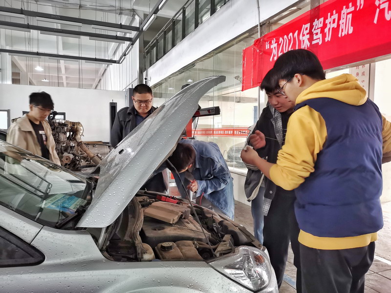 汽車學(xué)院志愿者積極開展“免費(fèi)檢測(cè)，為2021保駕護(hù)航”志愿服務(wù)
