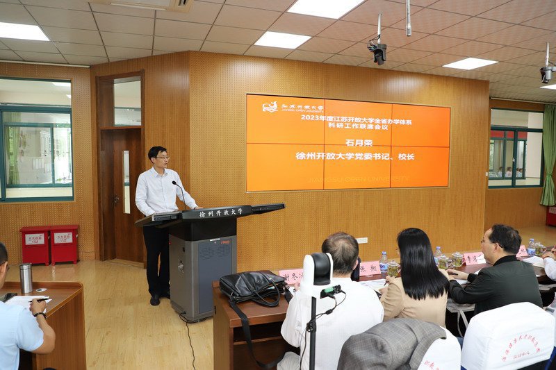 我校黨委書記、校長石月榮致辭
