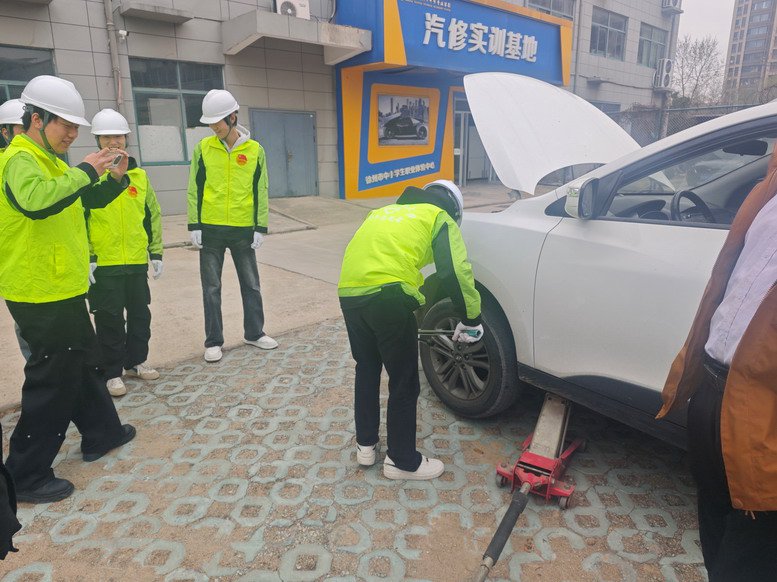 為教職工車(chē)輛做輪胎檢測(cè)