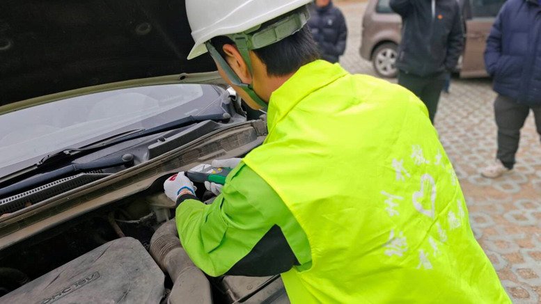 為教職工車(chē)輛做油液檢測(cè)