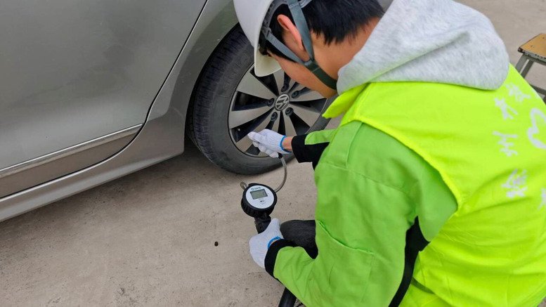 汽車工程學(xué)院團(tuán)支部學(xué)生為教職工車輛做胎壓檢測(cè)