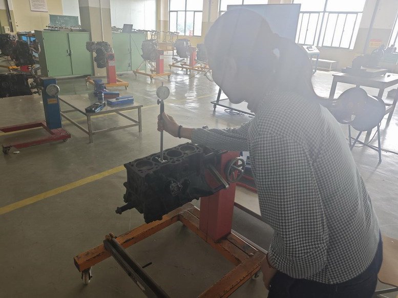 汽車(chē)工程學(xué)院黨員示范操作