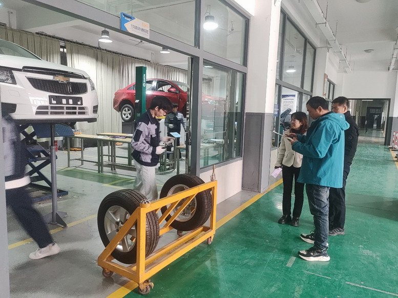 新能源汽車運用與維修實操考試